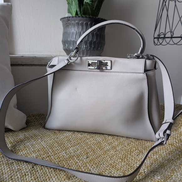 Elegant Beige Peekaboo Style Leather Handbag - Picture 13 of 13